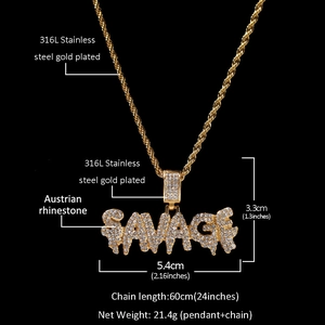 Dettaglio macro del ciondolo SAVAGE con strass austriaci su catena in acciaio inossidabile