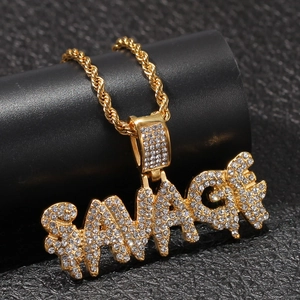 Macro di ciondolo hip hop SAVAGE placcato oro con cristalli di zirconia cubica scintillanti