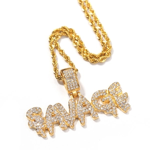 Collana hip hop con ciondolo a lettere Savage dorato e strass brillanti incastonati