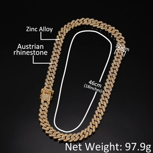 Detailansicht der 12mm goldenen Cuban-Kette mit glänzenden Strasssteinen und Maßen