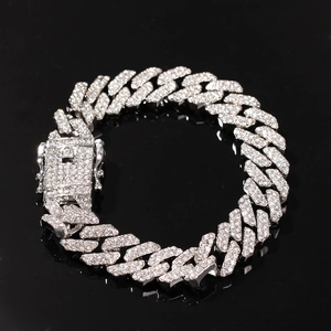 Detailansicht der silbernen Cuban-Kette mit Zirkonia-Steinen und quadratischem Verschluss