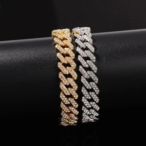 Κοντινή λήψη από χρυσές και ασημένιες αλυσίδες Cuban με ζιργκόν σε στυλ hip hop