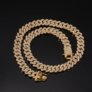 Makroaufnahme der vergoldeten Cuban-Kette mit glitzernden Steinen und Doppelverschluss