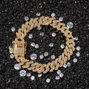 Detaillierte Makroansicht der vergoldeten Cuban-Link-Kette mit Zirkonia-Pflasterung