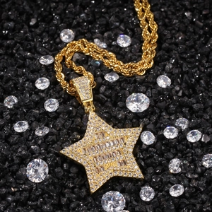 Macro de colgante estrella hip-hop con circonitas engastadas y cadena de cuerda dorada