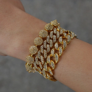 Detail von dreiteiligen vergoldeten Hip-Hop Cuban-Link-Armbändern mit vollen Strasssteinen
