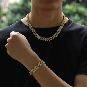 Nahaufnahme von Hip-Hop-Cuban-Link-Kette mit funkelnden Strasssteinen auf Modell