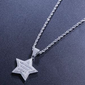 Detalle macro del colgante de estrella con micro-pavé de circonita en cadena de cordón
