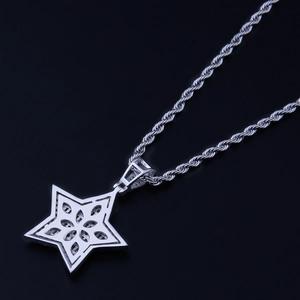 Colgante estrella plateado con cadena de cuerda y diseño calado en estilo hip hop
