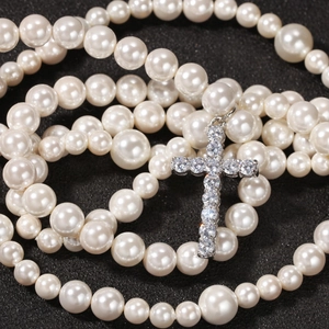 Collar de doble capa de perlas blancas con colgante de cruz de plata y circonitas brillantes