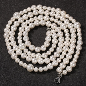 Detalle de collar doble de perlas de 8-10mm con cruz de circón y cierre de plata pulida