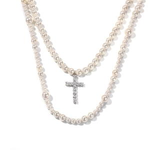Conjunto de collar de perlas blancas de doble capa con colgante de cruz de circón