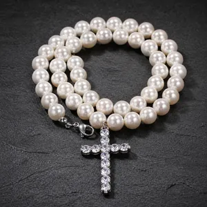 Parelketting met kruisvormige hanger van zilverkleurig metaal en witte ronde parels