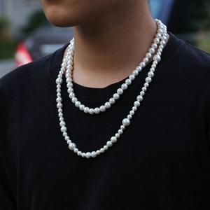 Collar de perlas de doble capa 8-10mm con cuentas blancas sobre camisa negra
