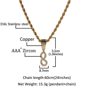 Makroansicht des goldenen Ziffer 8 Anhängers mit Zirkonia und Details der Kordelkette