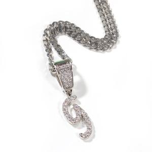 Detailaufnahme von Iced Out G-Anhänger mit Zirkonia-Steinen und kubanischer Gliederkette