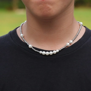 Dettaglio della collana con perle e sfere in acciaio inox con perle sfumate