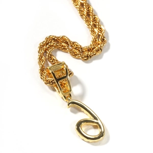 Makroaufnahme einer goldenen Hip-Hop-Kordelkette mit Zirkonia besetztem Anhänger Nummer 6