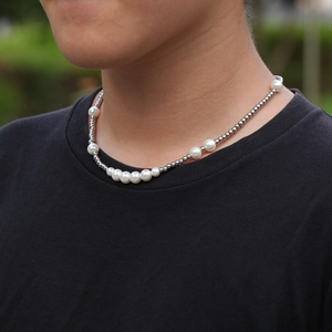 Collana hip hop con perle bianche alternate e sfere in acciaio inossidabile argento