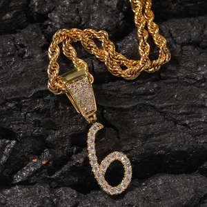 Detail des Hip-Hop Nummer 6 Anhängers mit weißen Zirkonia an einer goldenen Seilkette