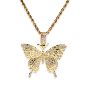 Nahaufnahme von Schmetterlingsanhänger mit Zirkonia und goldener Kordelkette im Hip-Hop-Stil