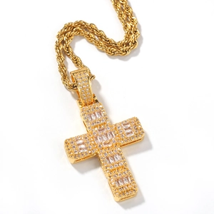 Collier croix hip hop classique doré serti de zircons carrés avec une chaîne de corde
