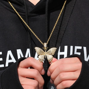 Nahaufnahme des Hip-Hop-Schmetterlingsanhängers mit Zirkonia und goldener Seilkette