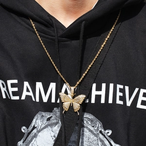 Nahaufnahme des Mikro-Pave-Schmetterlingsanhängers an einer goldenen Kordelkette im Hip-Hop