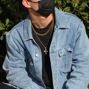 Détail du collier hip hop doré avec pendentif croix serti de zircons en multicouches
