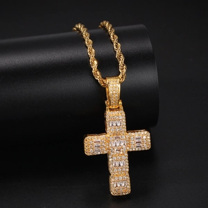 Vue détaillée du pendentif croix dorée hip hop serti de cristaux de zircone cubique