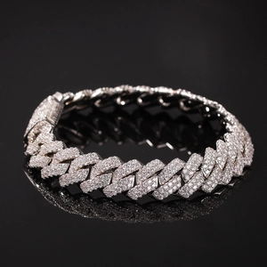 Macro d'un bracelet cubain hip-hop argenté serti de micro-pavés de pierres de zircone