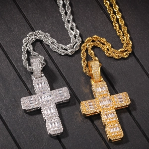 Vue macro des pendentifs croix hip hop en or et argent avec zircons étincelants