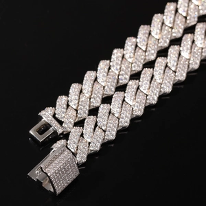 Gros plan du bracelet gourmette hip-hop argenté avec micro-pavage de zircons étincelants