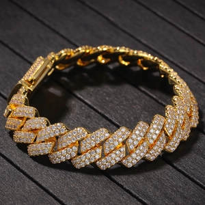 Vue détaillée du bracelet gourmette en or serti de pierres de zircone cubique blanches