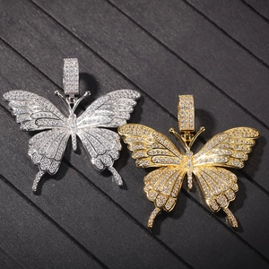 Detailansicht der Schmetterlingsanhänger in Gold und Silber mit Mikro-Zirkonia-Pflasterung