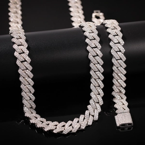 Détail macro du bracelet à maillons cubains en argent glacé avec fermoir en zircon