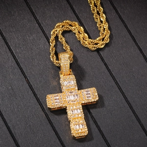 Vue détaillée du pendentif croix en or hip-hop avec zircons carrés sur bois noir