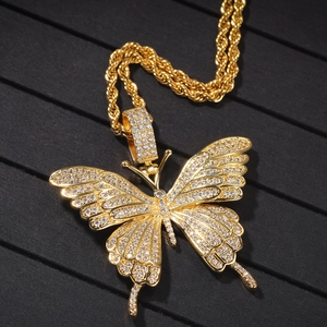 Nahaufnahme des Hip-Hop Schmetterling-Anhängers mit Zirkonia und goldener Kette