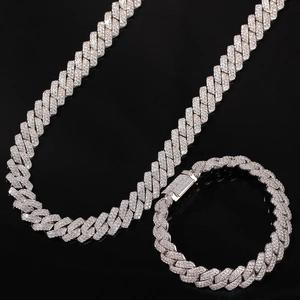 Détail de l'ensemble collier et bracelet Miami Cuban argenté serti de micro-pavés de zircons