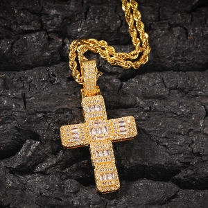 Détail du pendentif croix hip hop avec zircons sertis et chaîne de style corde