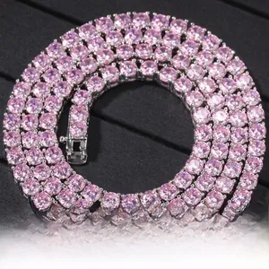 Nahaufnahme der rosa Zirkonia-Tenniskette mit 4 mm kupferbasierten runden Steinen