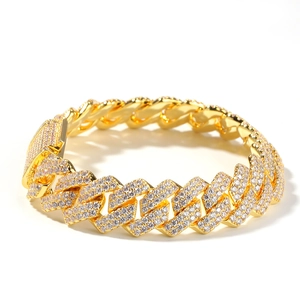 Vue détaillée du bracelet cubain large doré avec pavage micro de zircons étincelants