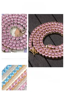 Detail von rosa und blauen Zirkoniasteinen an der Hip-Hop-Tenniskette mit Krallenfassung