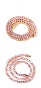 Detailansicht von rosa Zirkon-Tennis-Ketten mit Gold- und Roségold-Beschichtung