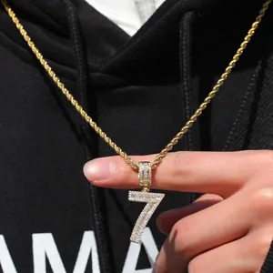 Λεπτομέρεια από χρυσό hip hop μενταγιόν νούμερο 7 με ζιργκόν και αλυσίδα τύπου σχοινί