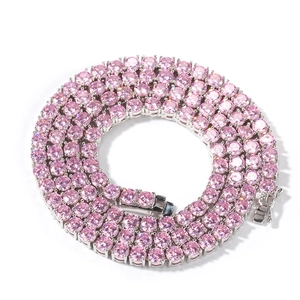 Detail der rosa Zirkonia-Tenniskette mit sicherem Kastenverschluss auf Silberbasis