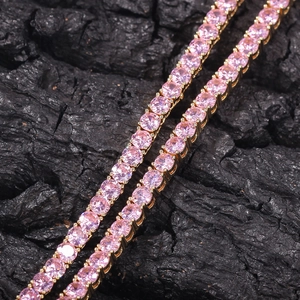 Detailaufnahme der 4mm rosa Zirkonia Tenniskette mit Vergoldung auf schwarzem Fels