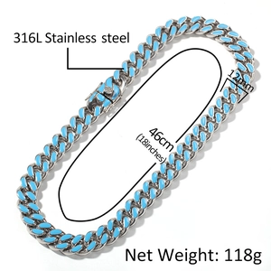 Détail de la chaîne cubaine Miami en acier inoxydable 316L de 12mm avec émail bleu