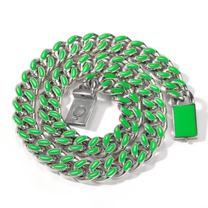 Détail d'une chaîne cubaine de 12 mm en acier inoxydable avec émail vert vif pour homme