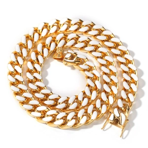 Détail de la chaîne cubaine 12mm en métal doré avec émail blanc pour hommes